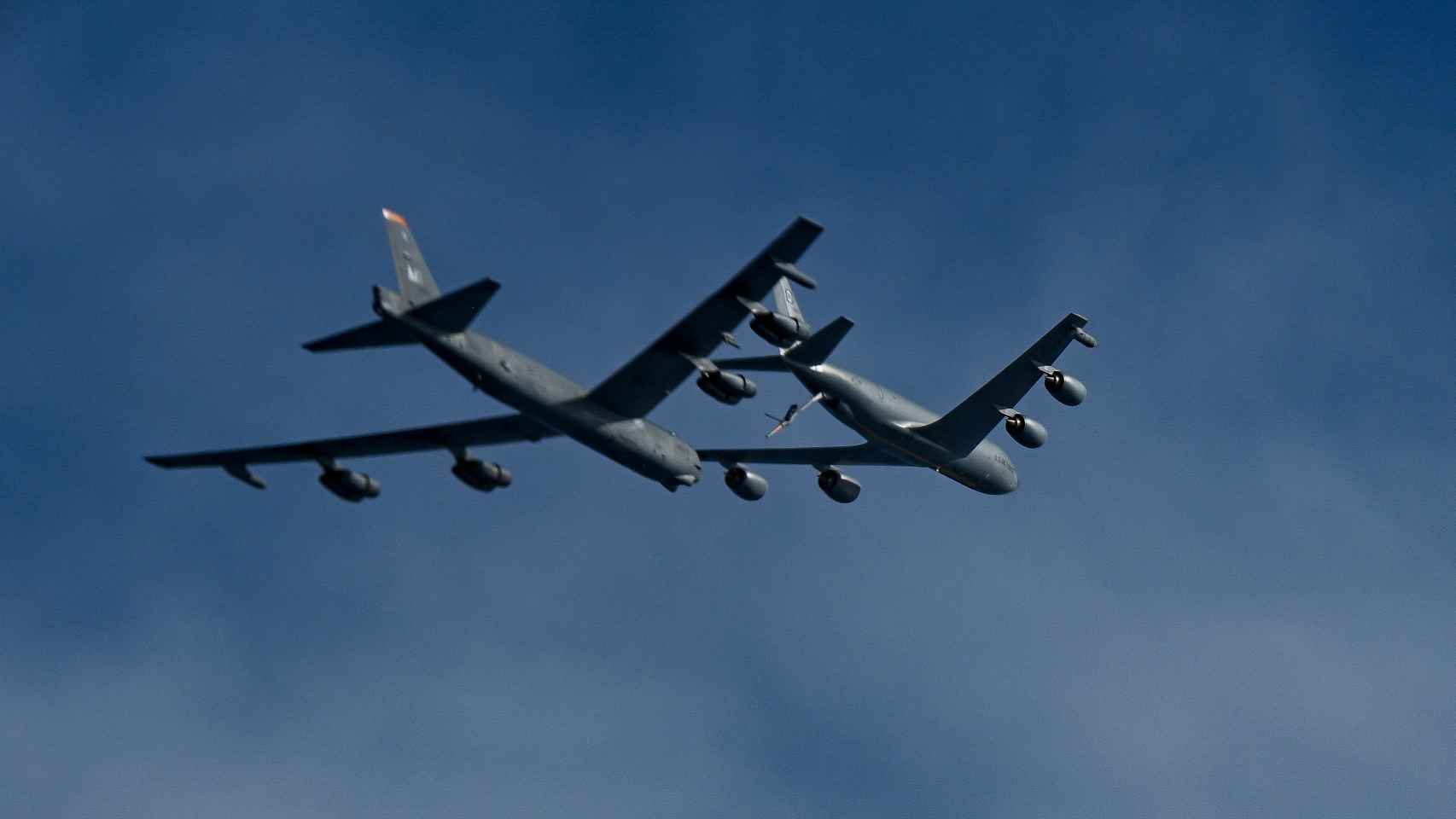 B-52 realizando una maniobra de reabastecimiento en vuelo