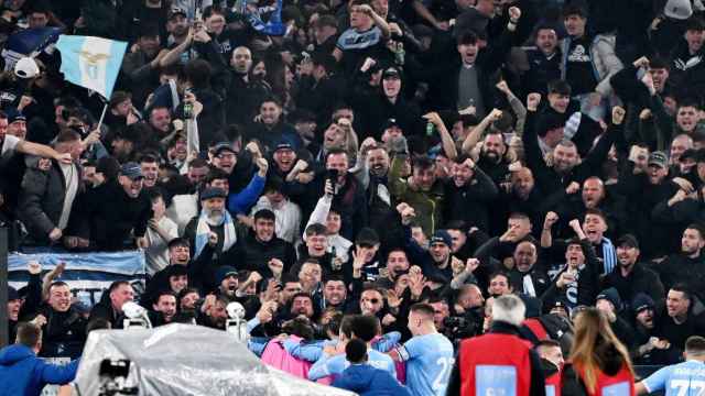 Aficionados de la Lazio durante el partido.