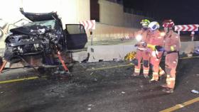 Estado de uno de los vehículos tras el accidente en el que falleció una niña en Manises.