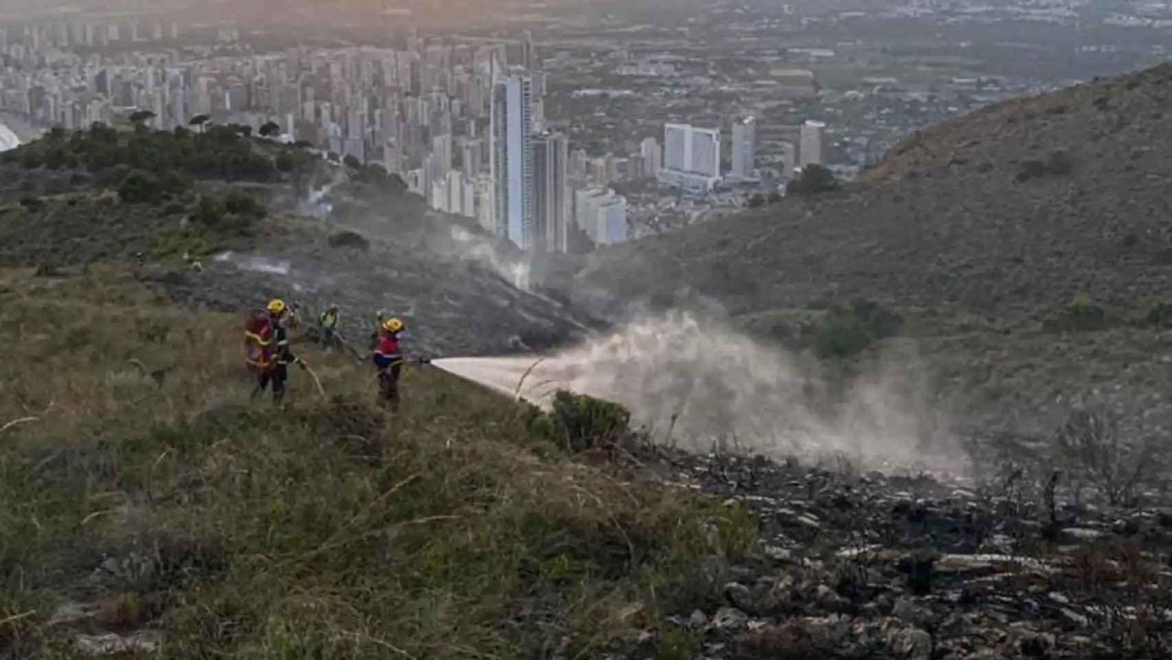 Bomberos actuando en el incendio del Mirador de Sierra Helada, el pasado verano.