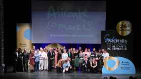 La foto de familia de los ganadores de la Gala del Comercio en Alicante este 2023.