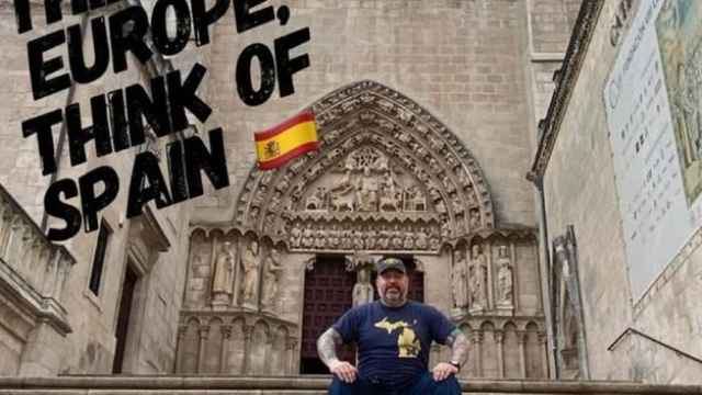 Larry posa en la Catedral de Burgos en una imagen subida a su Instagram