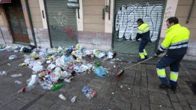 Trabajadores  del servicio de limpieza del Ayuntamiento de León recogiendo basura