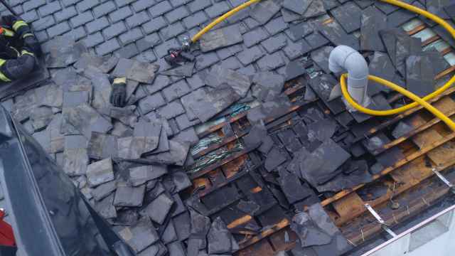 Fotografía del tejado de la vivienda de Ponferrada en la que se incendió una chimenea