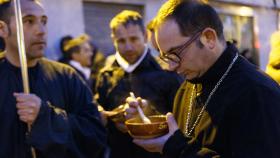 Unos cofrades degustan unas sopas de ajo durante el descanso del desfile procesional de la Cofradía de Jesús Nazareno Vulgo Congregación