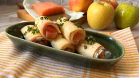 Rollitos de manzana, salmón y queso, un aperitivo rápido y facilísimo