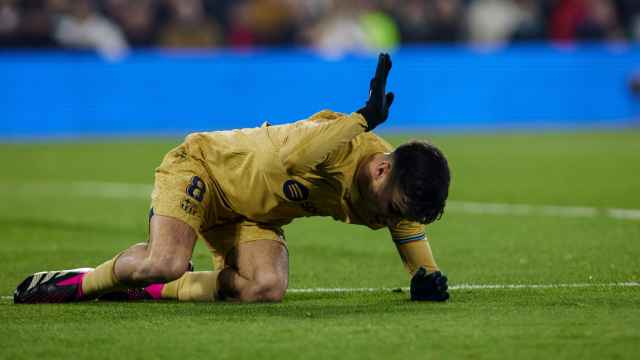 Pedri golpea al suelo tras lamentarse de una acción en un partido del Barça