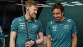 Fernando Alonso junto al mecánico jefe de Aston Martin, Mikey Brown