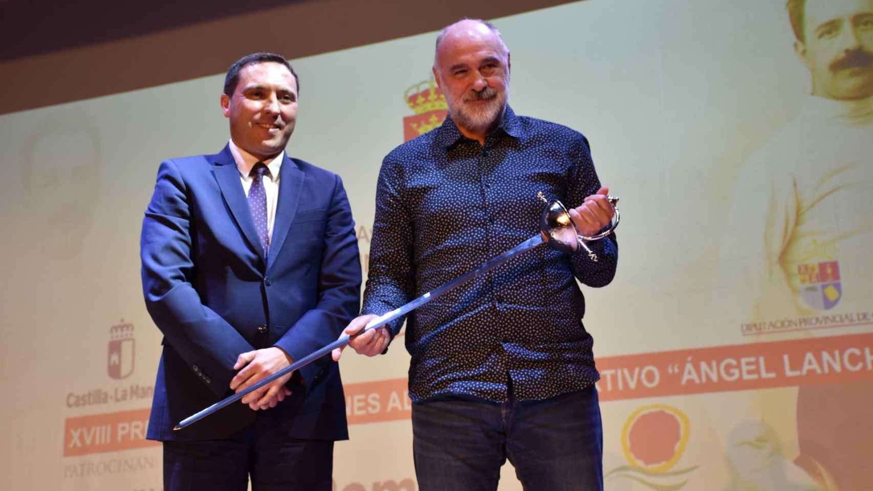 El exentrenador del Real Madrid de baloncesto, Pablo Laso, recibiendo la espada que lo acredita como distinguido en los XVIII Premios y Distinciones al Mérito Deportivo 'Ángel Lancho'.