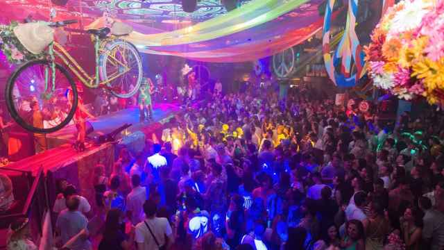 Decoración y vista general de la fiesta 'Flower Power' en la discoteca Pacha Ibiza.