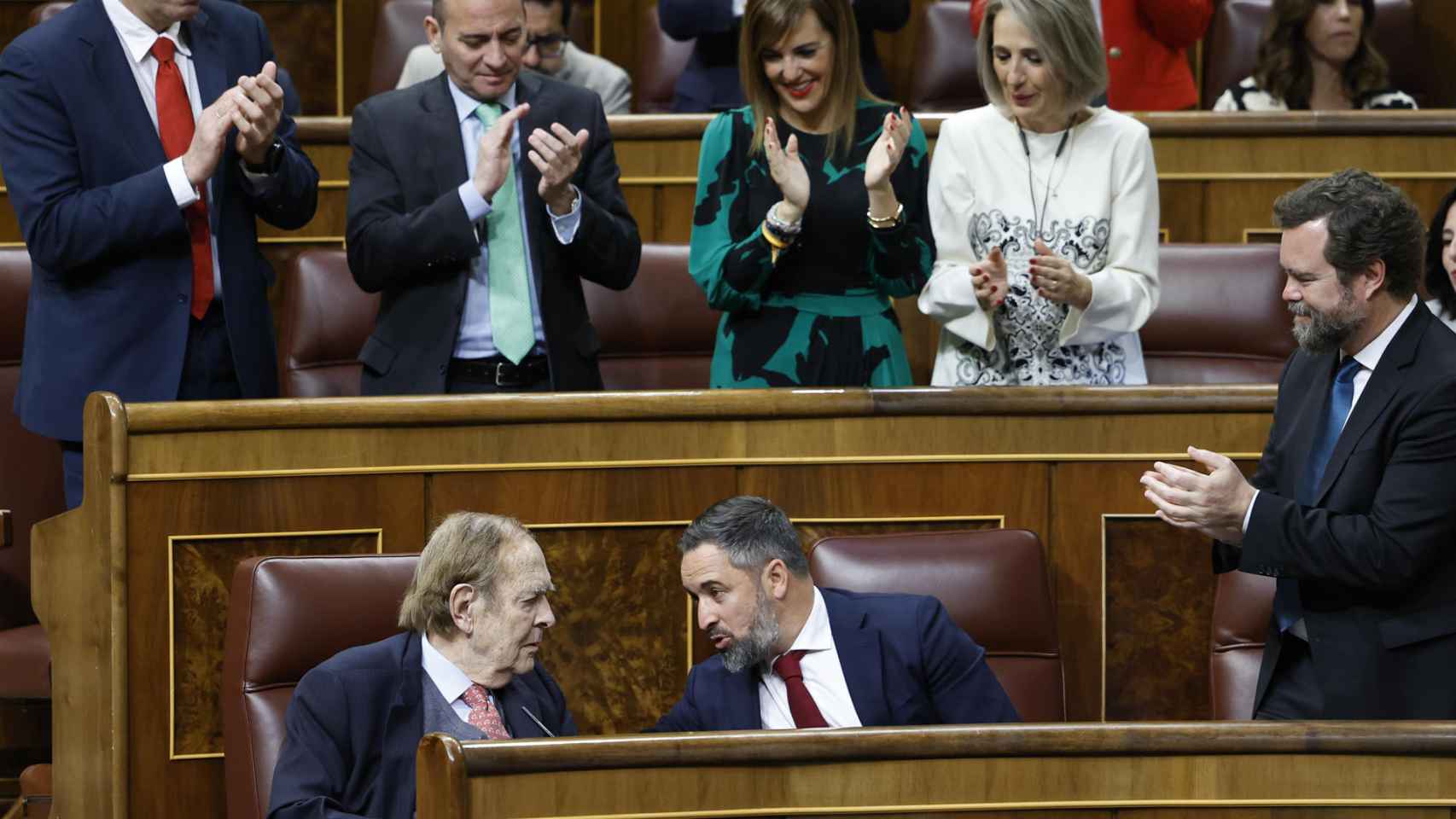 Ramón Tamames junto a Santiago Abascal en el Congreso de los Diputados este miércoles.