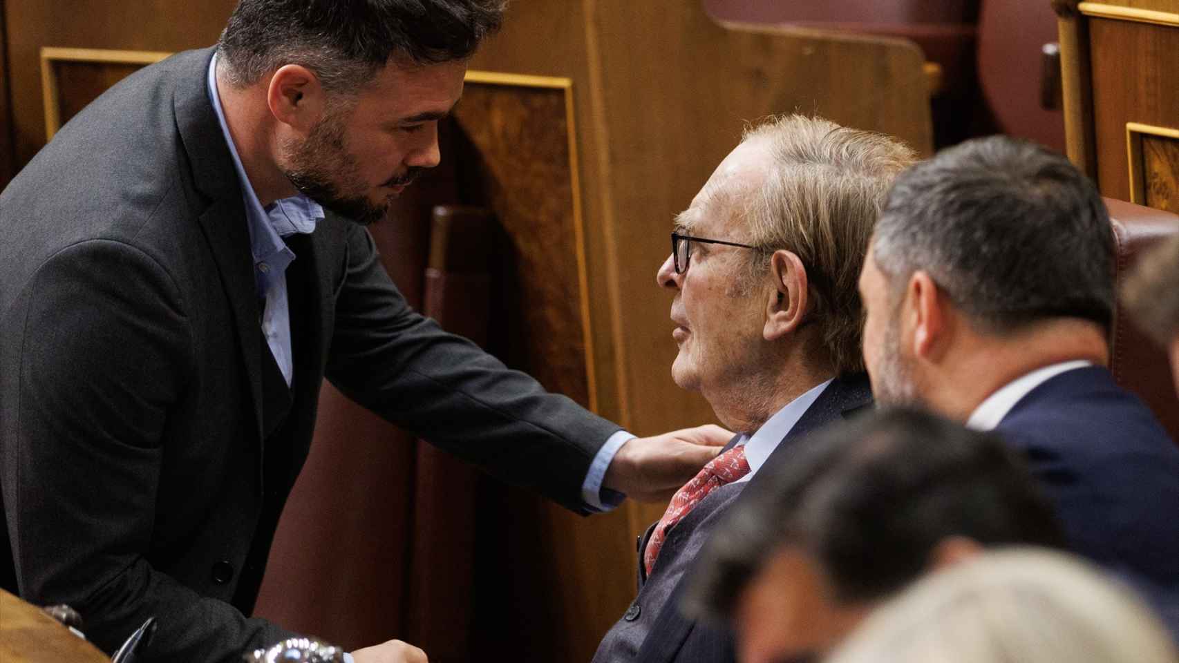 Gabriel Rufián saluda a Ramón Tamames en su escaño, el martes antes de iniciar el debate.