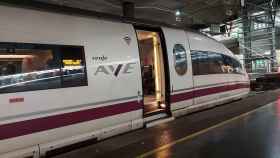 Tren AVE del corredor Madrid-Barcelona estacionado en Atocha.