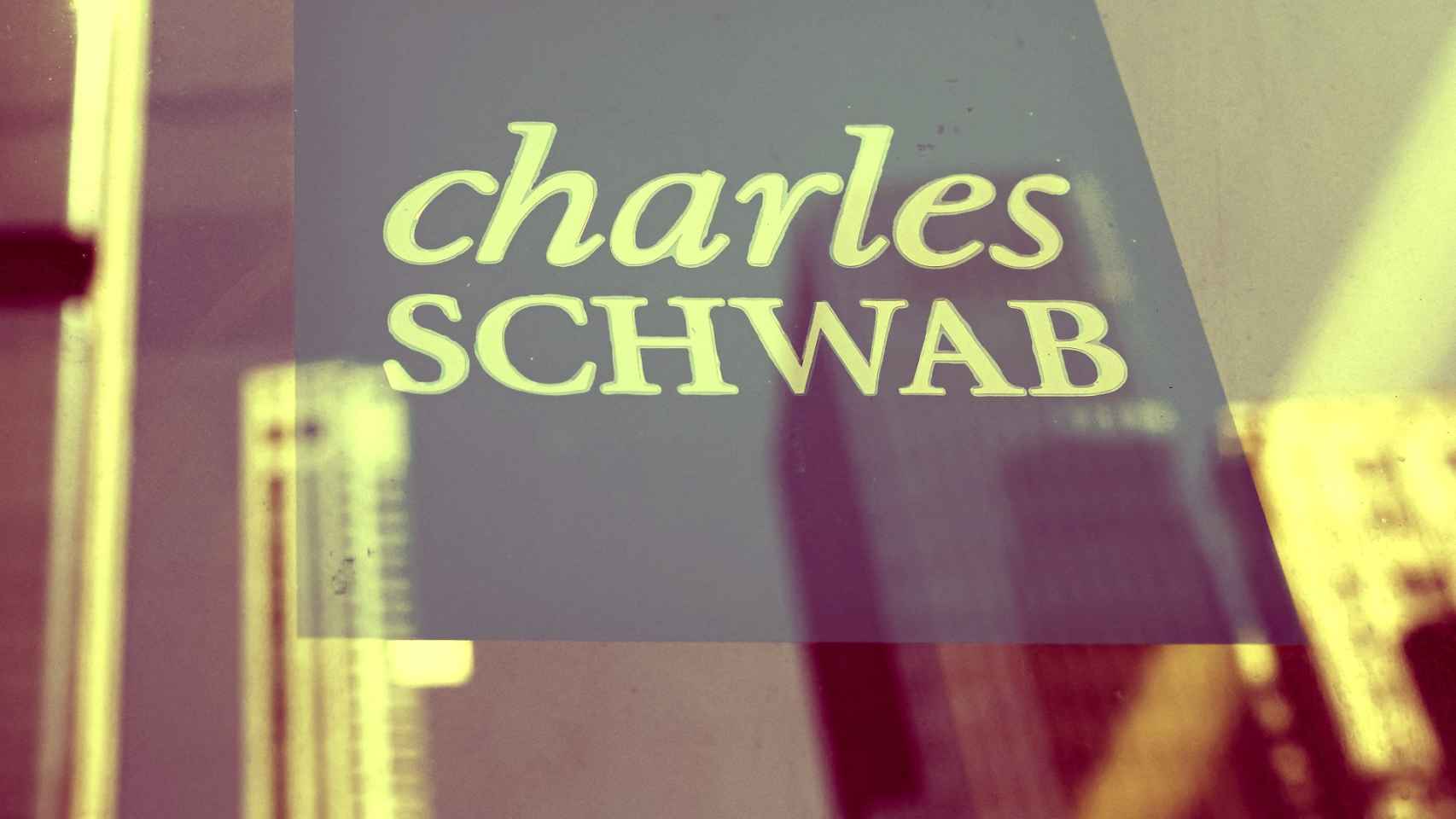 Logo del bróker Charles Schwab en un lugar en el distrito financiero de Nueva York, Estados Unidos.