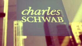 Logo del bróker Charles Schwab en un lugar en el distrito financiero de Nueva York, Estados Unidos.