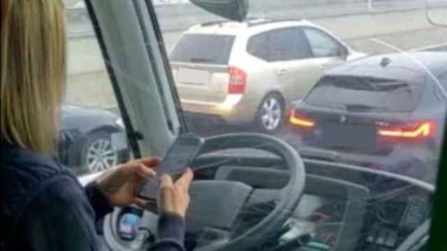Imagen de la autobusera utilizando el móvil mientras conducía.