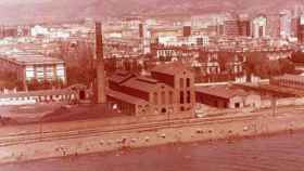 Imagen histórica de la antigua fábrica vista desde el mar.