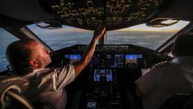 El piloto Enrique Piñeyro durante un vuelo en busca de pesqueros ilegales.