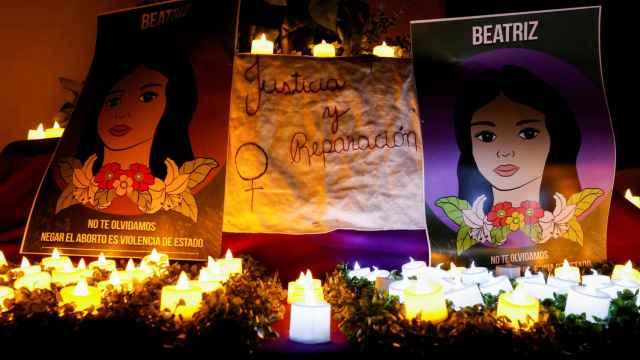 Velas, pancartas y pósteres con dibujos de Beatriz durante la vigilia que se celebró el martes en San Juan