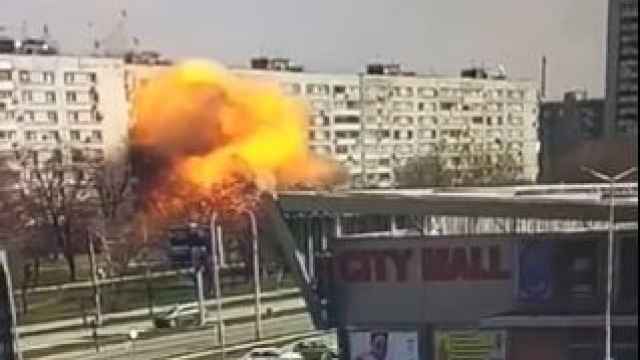 Un misil ruso cayendo sobre un edificio en Zaporiyia.