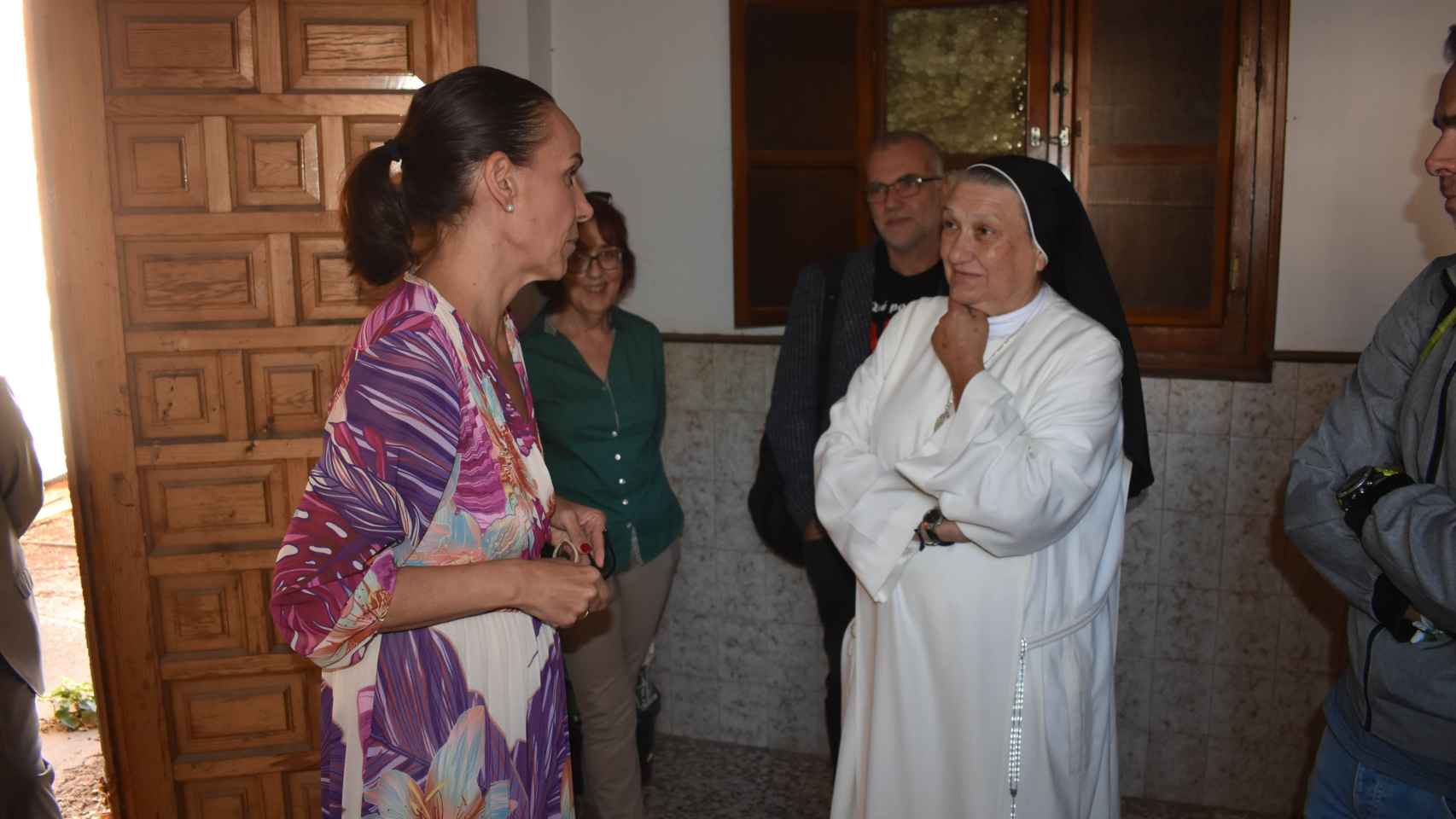 La alcaldesa de Ciudad Real habla con una de las monjas.