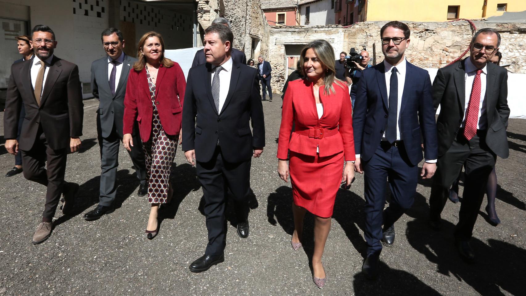 Milagros Tolón y Emiliano García-Page, junto al resto de autoridades, a su llegada al Salón Rico.