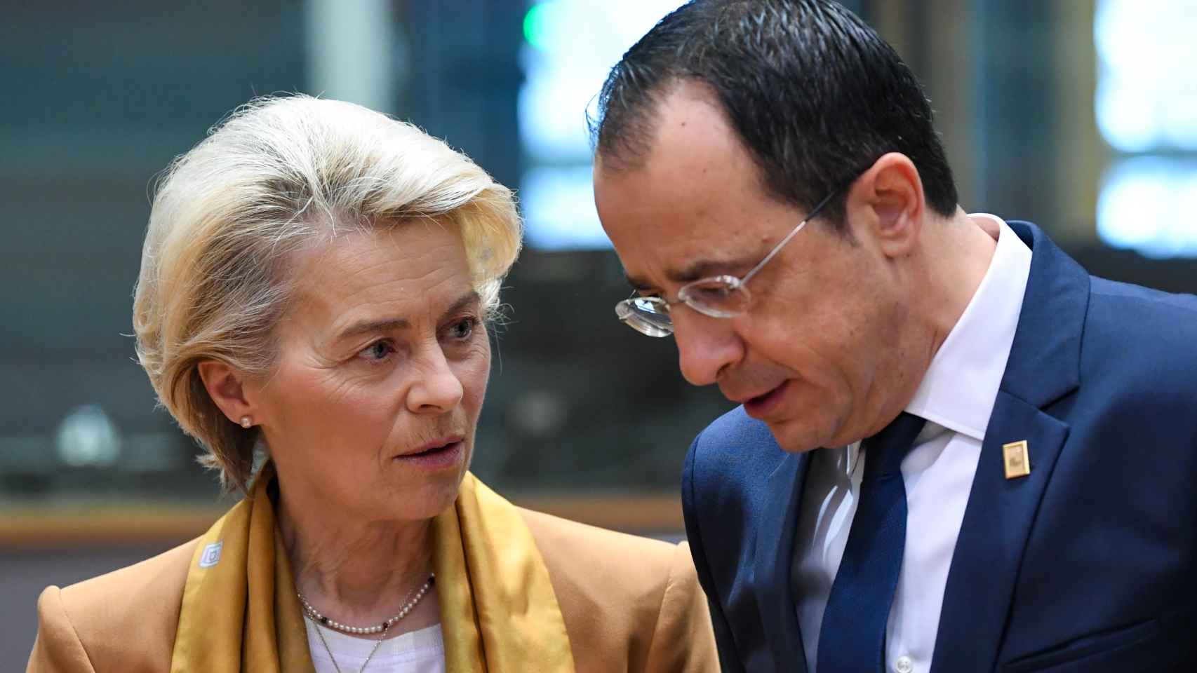 Ursula von der Leyen conversa con el presidente de Chipre durante el Consejo Europeo de este jueves en Bruselas