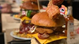 30 minutos para comerse una hamburguesa de más de 2 kilos: el reto que ha lanzado a la fama a un restaurante de Ávila
