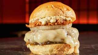 Alicante tiene la mejor cadena de hamburguesas: su Aspirante, un reventón de carne con sabor a jalapeños
