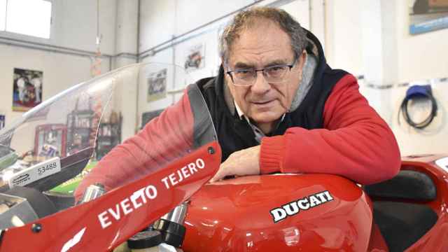 Evelio Tejero con una de sus motos en el taller de Valladolid