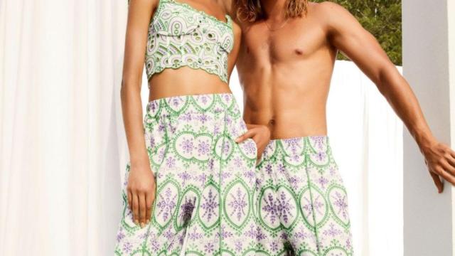 Dos modelos con 'slouchy pants' de Charo Ruiz.