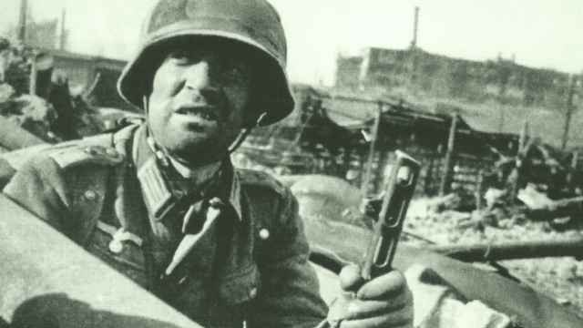 El capitán nazi Wilhelm Traub, empuñando un subfusil soviético entre las ruinas de una fábrica de Stalingrado.