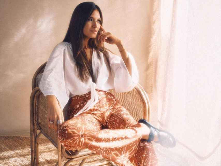 Sara Carbonero posando en una sesión de fotos para la nueva campaña de su marca de moda 'Slowlove'.