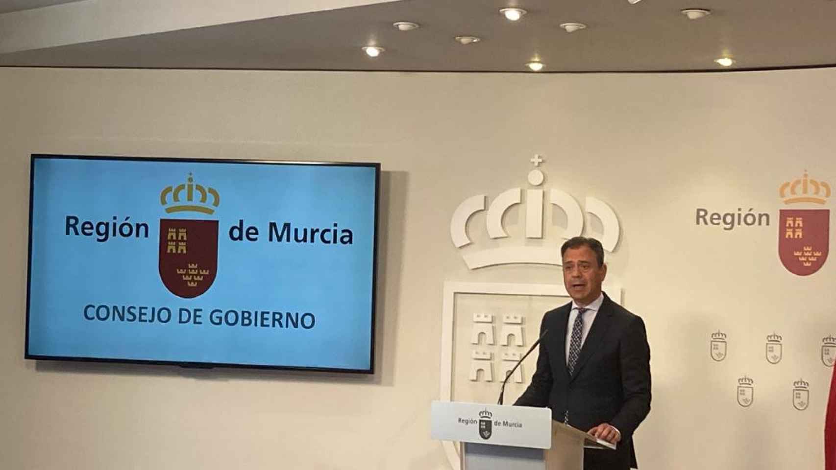 El portavoz del Gobierno murciano y consejero de Presidencia, Marcos Ortuño, este jueves, en la rueda de prensa que ha ofrecido en el Palacio de San Esteban.