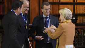 Alberto Núñez Feijóo saluda a la presidenta de la Comisión Europea, Ursula von der Leyen, en presencia de Esteban González Pons.