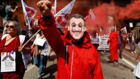 Un manifestante, con una máscara que representa al presidente francés Emmanuel Macron, asiste a una manifestación durante el noveno día de huelgas y protestas nacionales contra la reforma de las pensiones del gobierno francés, en Niza.