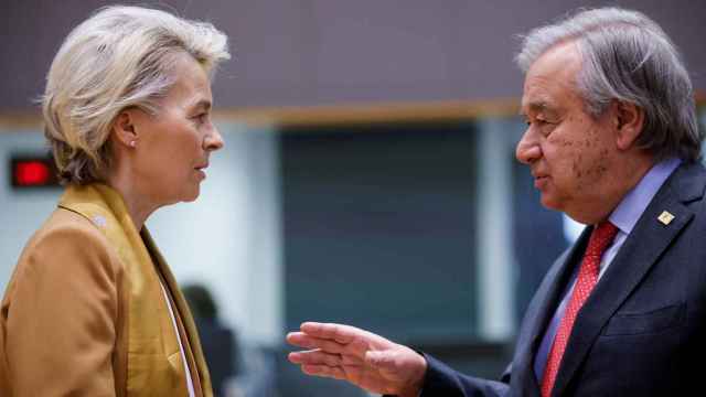 La presidenta de la Comisión Europea, Ursula von der Leyen, conversa con el secretario general de la ONU, Antonio Guterres.