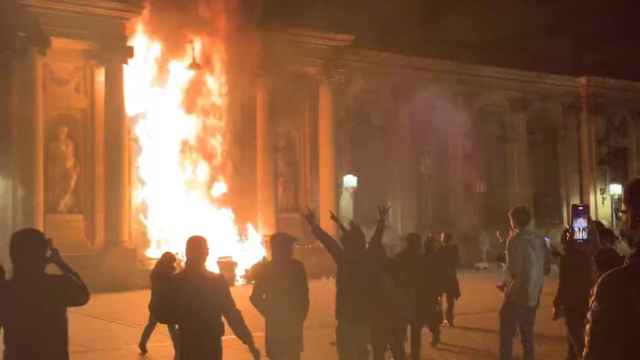 La multitud incendia el Ayuntamiento de Burdeos en medio de las protestas contra la reforma de las pensiones de Macron.
