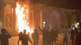 La multitud incendia el Ayuntamiento de Burdeos en medio de las protestas contra la reforma de las pensiones de Macron.