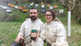 Los apicultores Javier Barreiro y Delia Heredia, posan junto a la miel de El Ramayal, condecorada en los Paris Honey Awards.