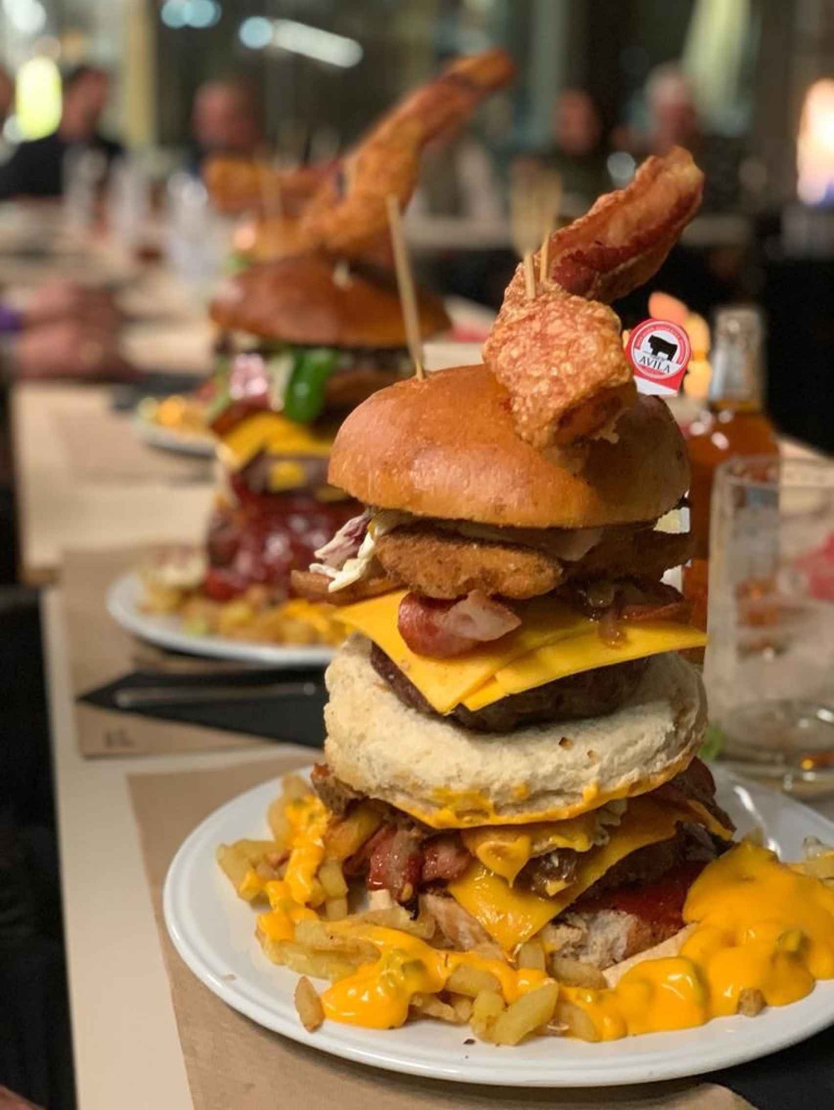 Fotografía de la hamburguesa XXL elaborada por el restaurante Puerta de Alcázar para el reto