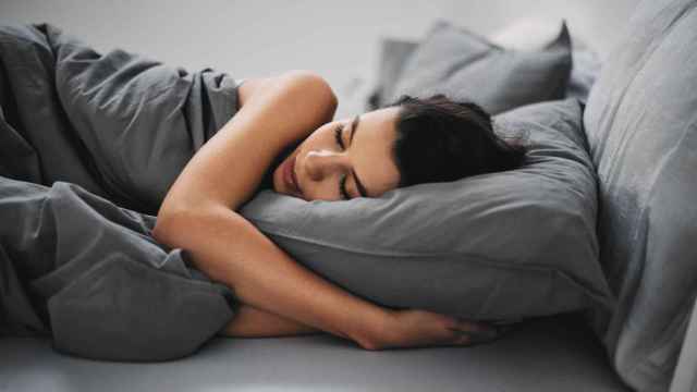 ¿Se puede adelgazar durmiendo? Hábitos a incluir en tu rutina para perder peso desde la cama