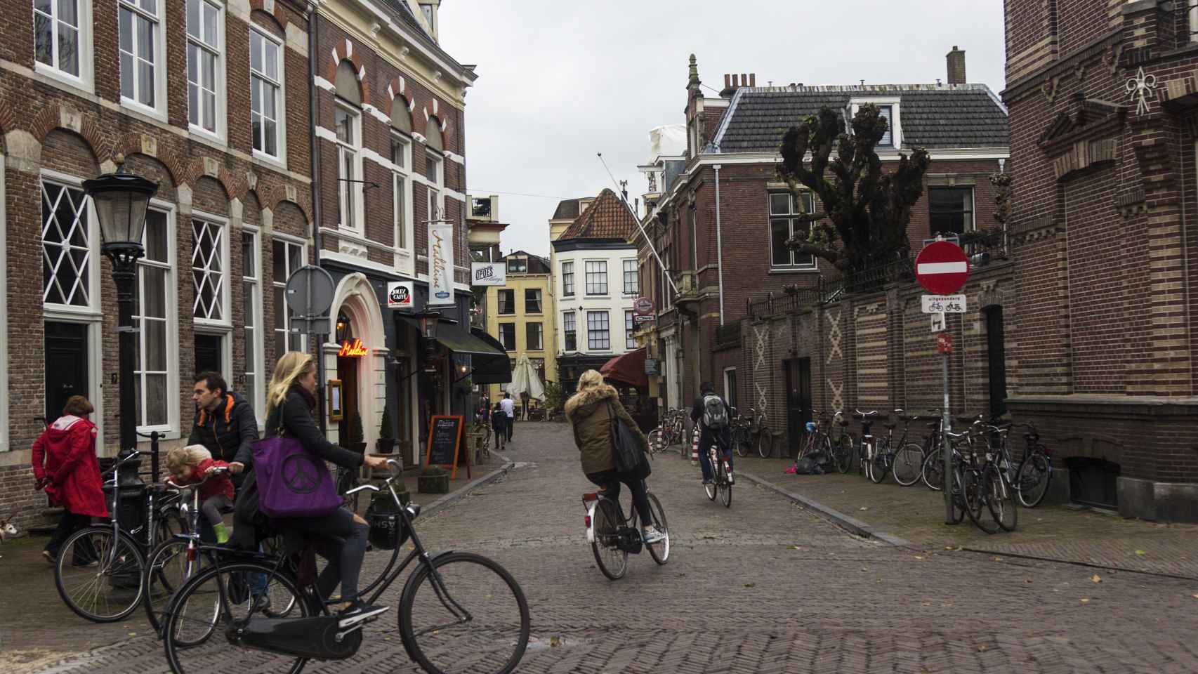Personas montando en bicicleta en Utrecht (Países Bajos).