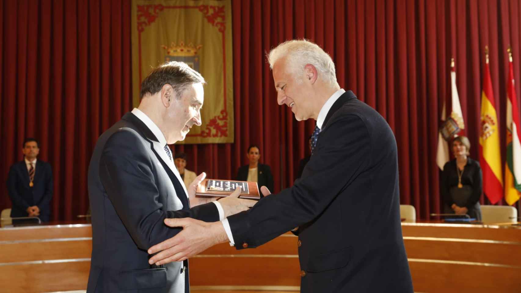 El presidente y director de EL ESPAÑOL, Pedro J. Ramírez (i), recibe la Medalla de Oro de la Ciudad de Logroño de manos de su alcalde, el socialista Pablo Hermoso de Mendoza