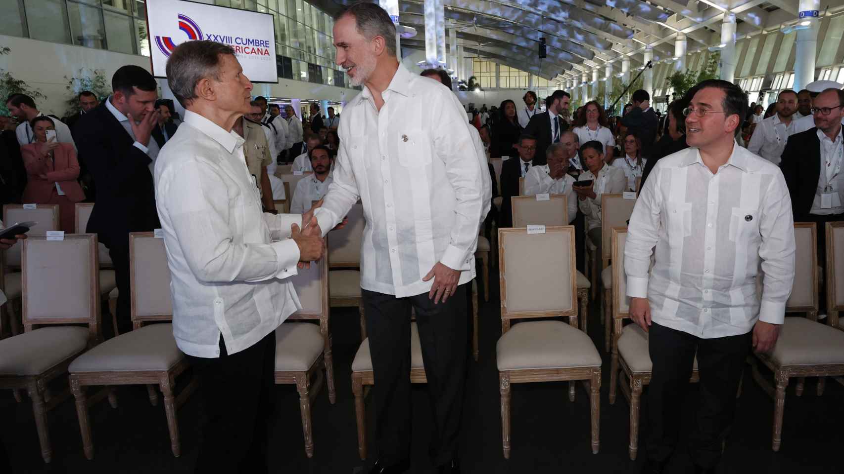 José Manuel Albares y el rey Felipe VI asisten a un foro empresarial en el marco de la 28 Cumbre Iberoamericana.