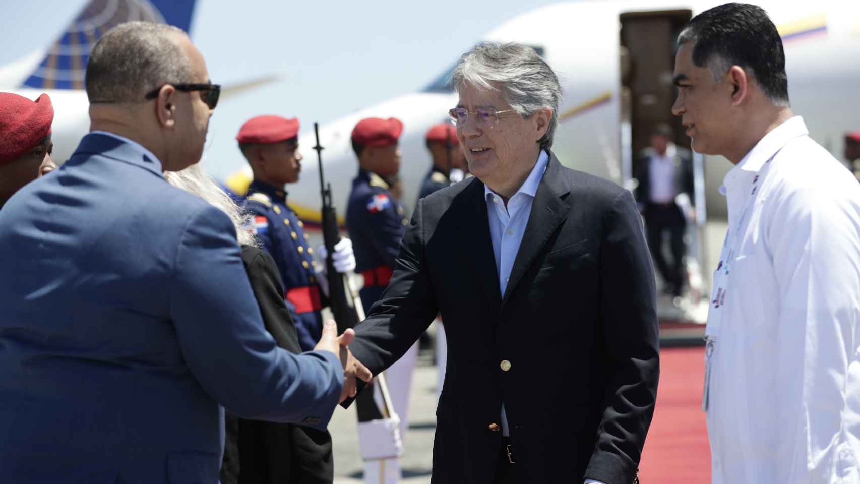 Guillermo Lasso, presidente de Ecuador, aterriza en Santo Domingo.