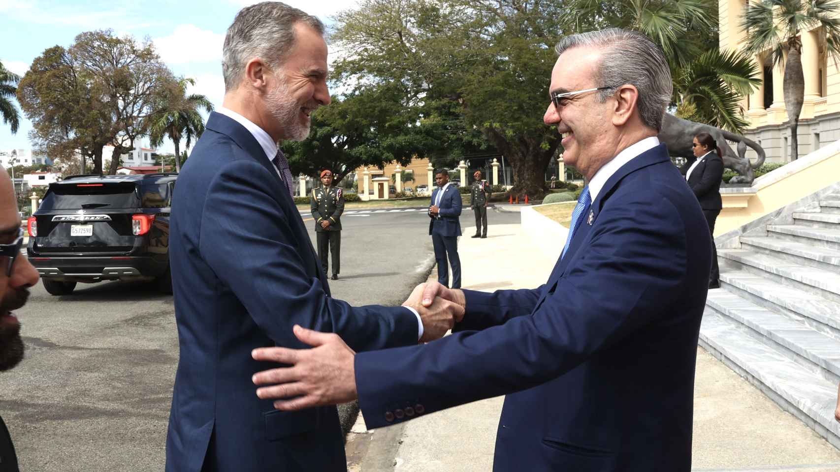 El rey Felipe VI saluda este viernes al presidente de la República Dominicana, Luis Abinader.