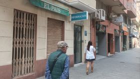 Quiosco de prensa cerrado en la calle San Vicente de Alicante.