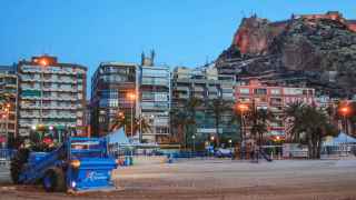 Alicante recibe un premio por sus 36 años seguidos de excelencia con Bandera Azul en sus playas
