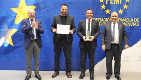 El alcalde de La Nucía, Bernabé Cano, recogiendo el premio.